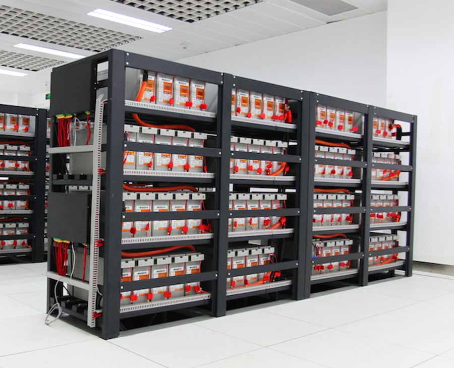 Data battery. Аккумуляторы ups Schneider. Аккумуляторная стойка для ИБП BMS. Data Center ups and Battery. Автоматические торговля шкаф для торговли Сентер.